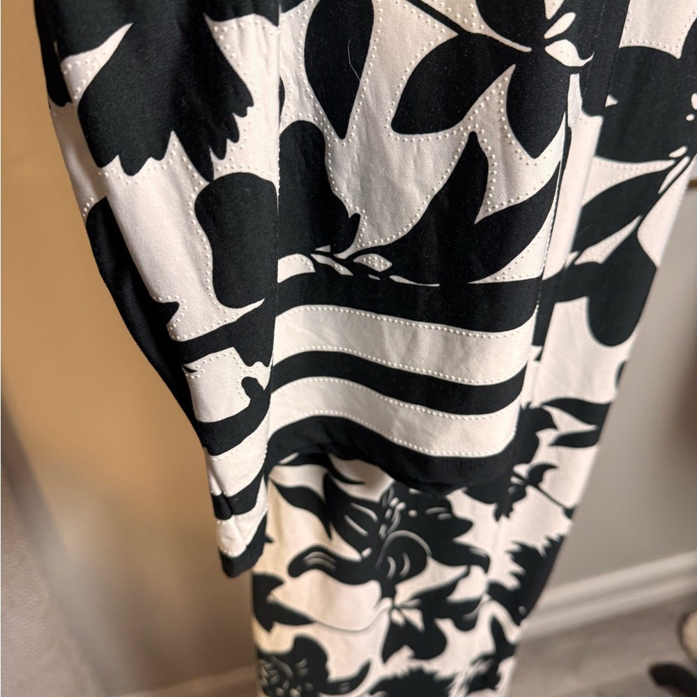 Black and White Floral pants some stretch very soft - Picture 3 of 4